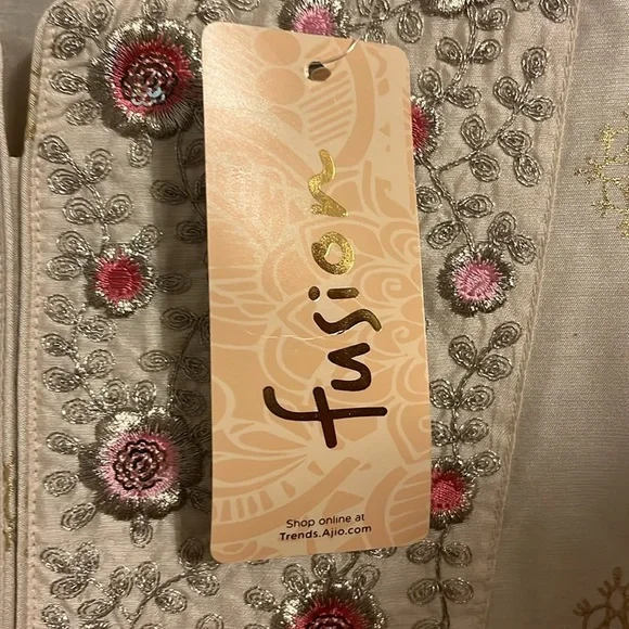 Fusion fancy floral embroidered kurta. NWT - Picture 5 of 8